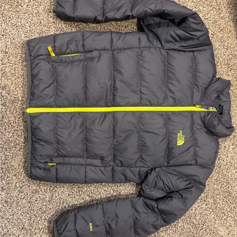 The North Face Kids Puffer Jacket - 550 insulation Gray w/ Neon Yellow - Picture 5 of 5